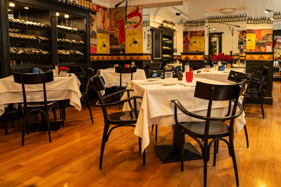 Šik prostor za objedovanje s vinarskom vitrinom