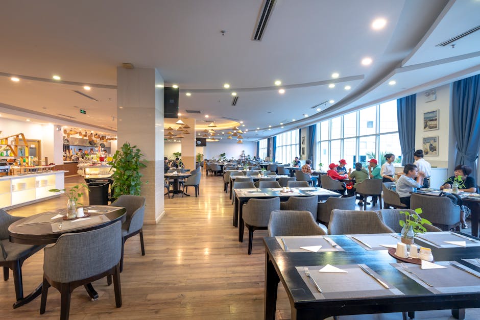 Prostrani interijer restorana s modernim dekorom