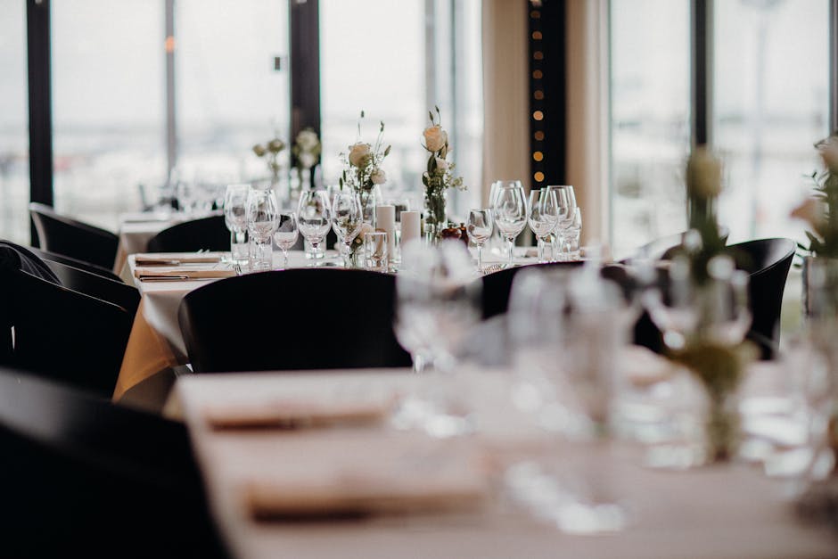 Elegantno uređeni stolovi s vinskim čašama