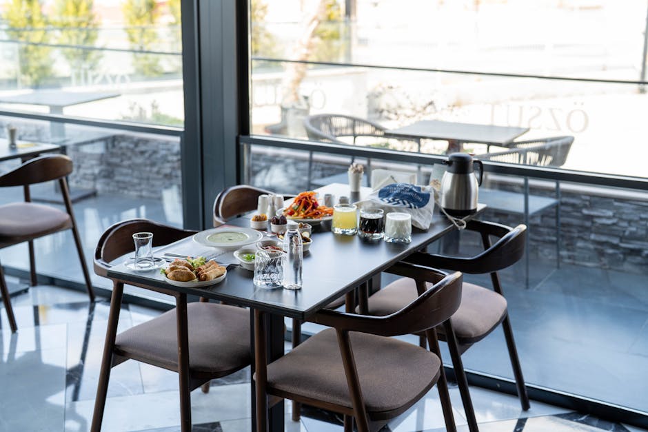 Prekrasno serviran stol s raznovrsnim jelima